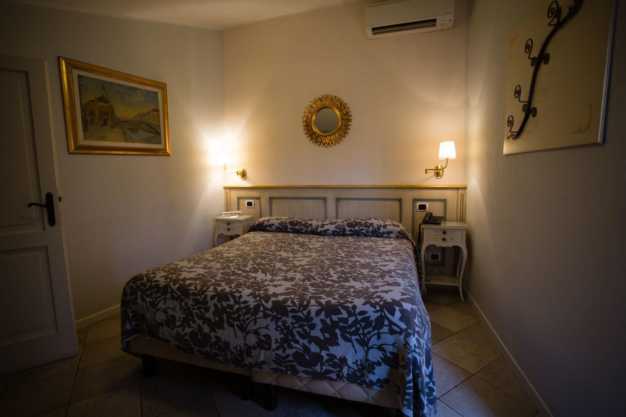 Alessi Hotel Trattoria Дезенцано-дель-Гарда Экстерьер фото
